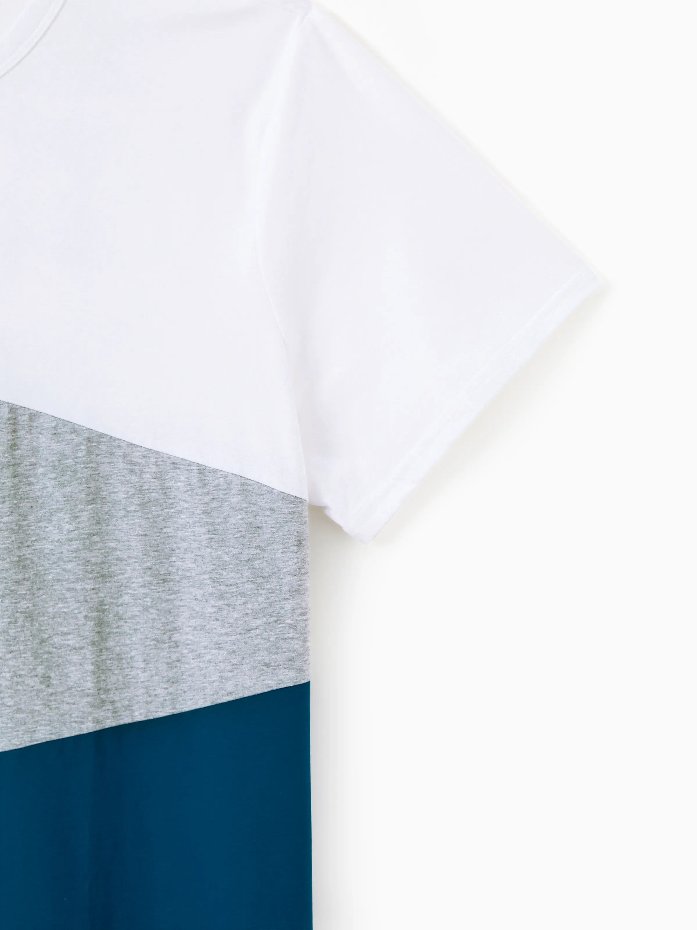 Family Matching Solid V Neck Flutter-sleeve Splicing Floral Print Dresses and Short-sleeve Colorblock T-shirts Sets Azure-