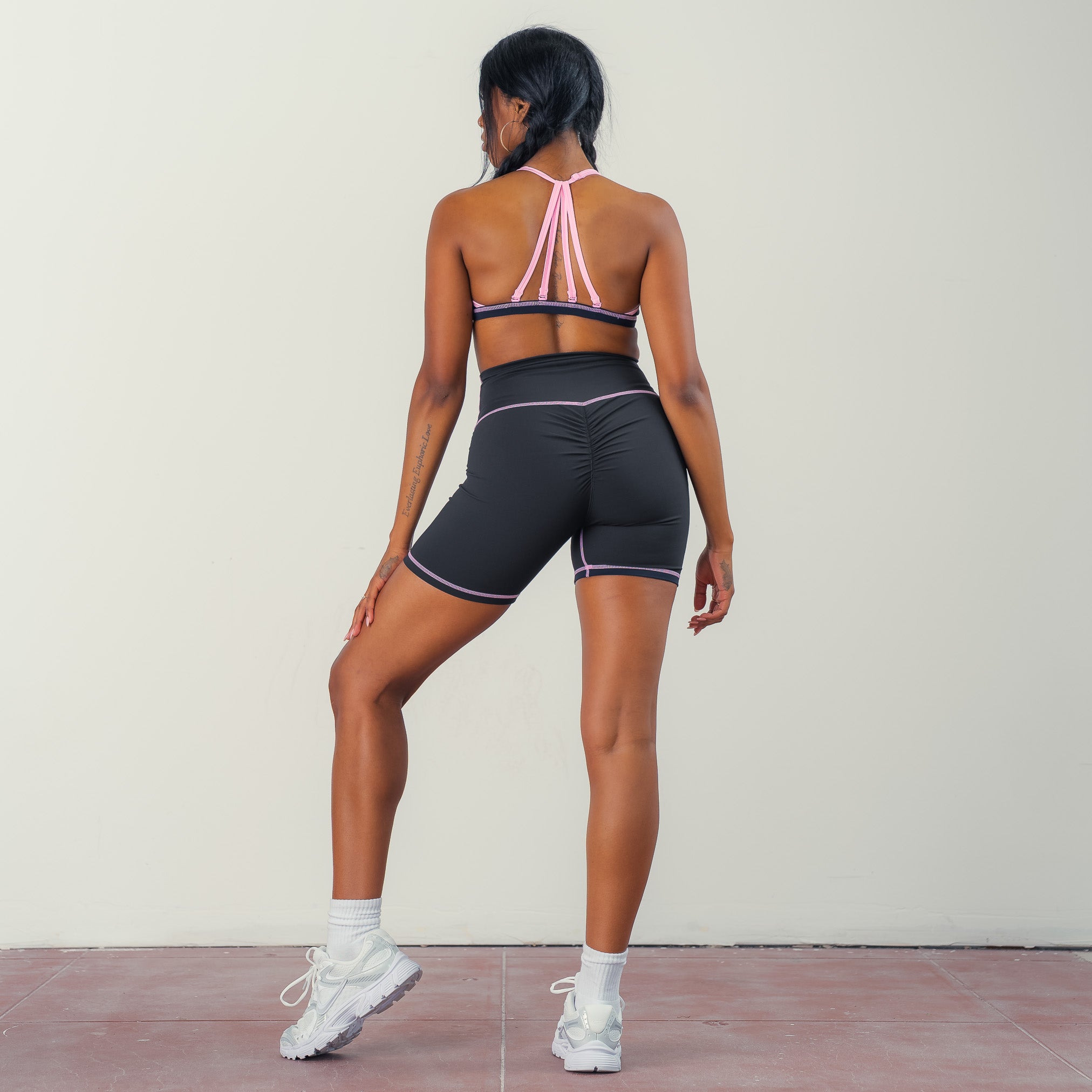 OUTSEAM SPORTS BRA - BLACK / PINK
