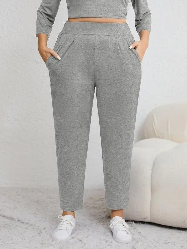 Plus-size solid color pleated sweatpants with an elastic waistband, featuring a casual, sporty style and a high-waisted design.