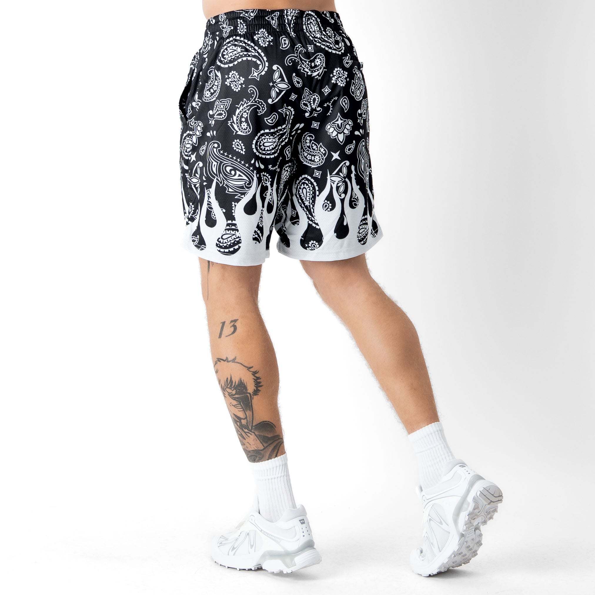 RELAXED CUT SHORTS BANDANA FLAME - BLACK / WHITE