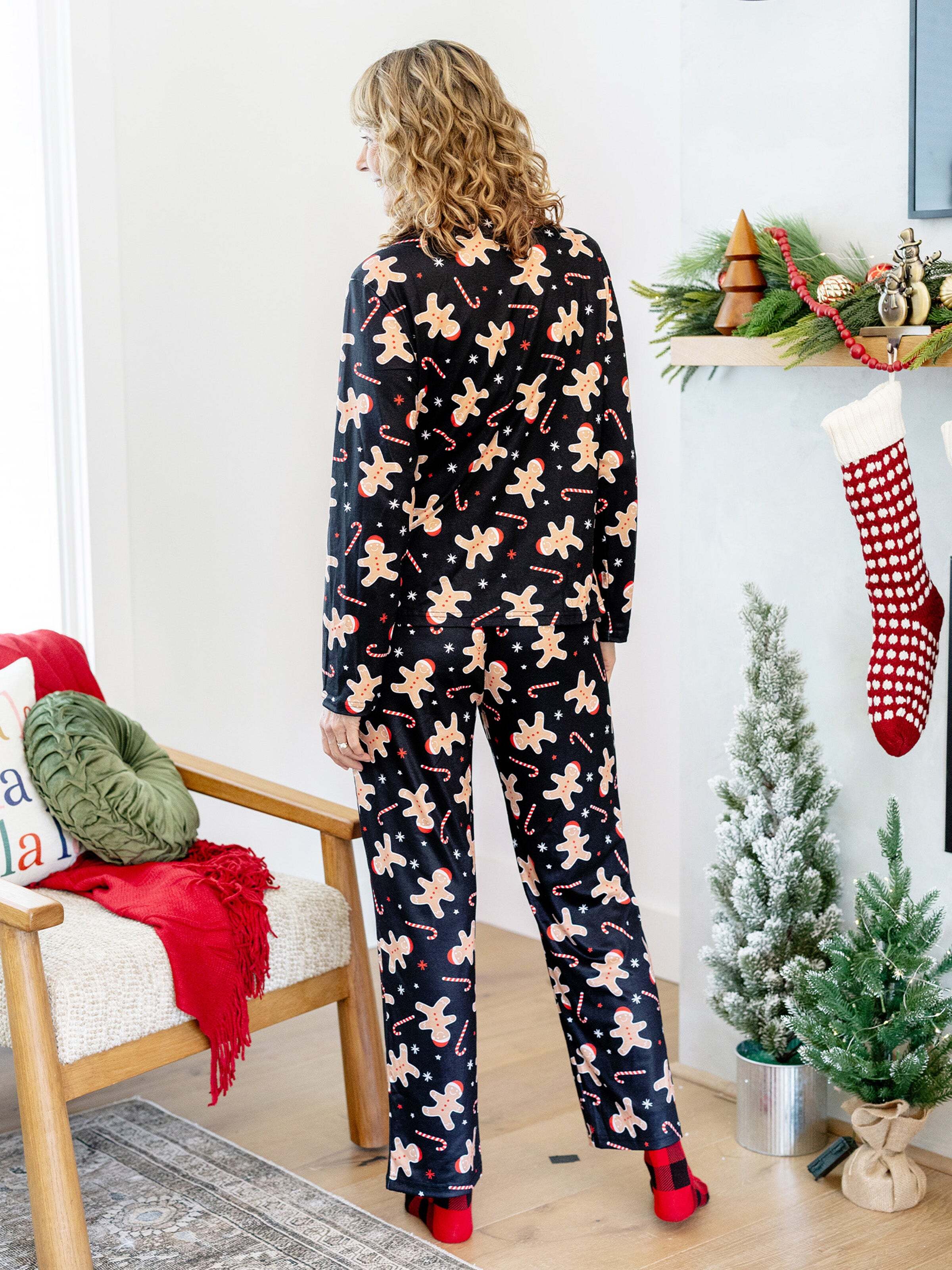 Christmas Matching Family Pajamas Set Gingerbread Print Black PJS with Christmas Socks Black