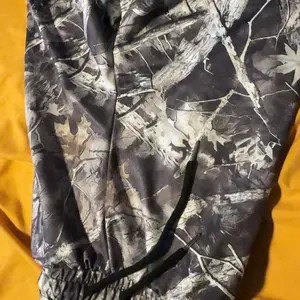 Unisex Branch-Print Camouflage Shorts – Breathable Elastic Waist Summer Streetwear