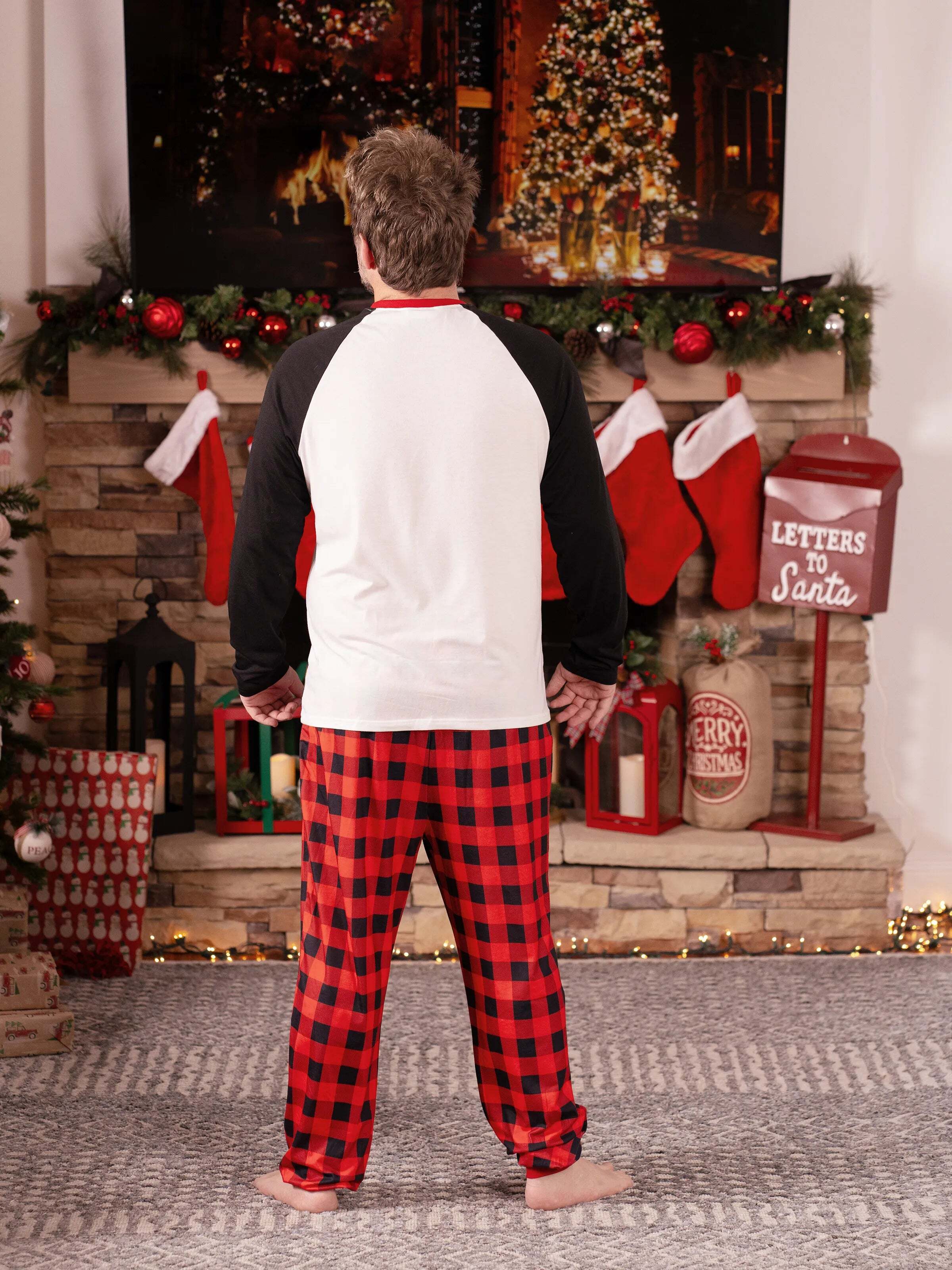 Christmas Family Matching Santa Print Raglan Sleeves Pajamas Sets with Christmas Socks (SGS Certied Safety) Red