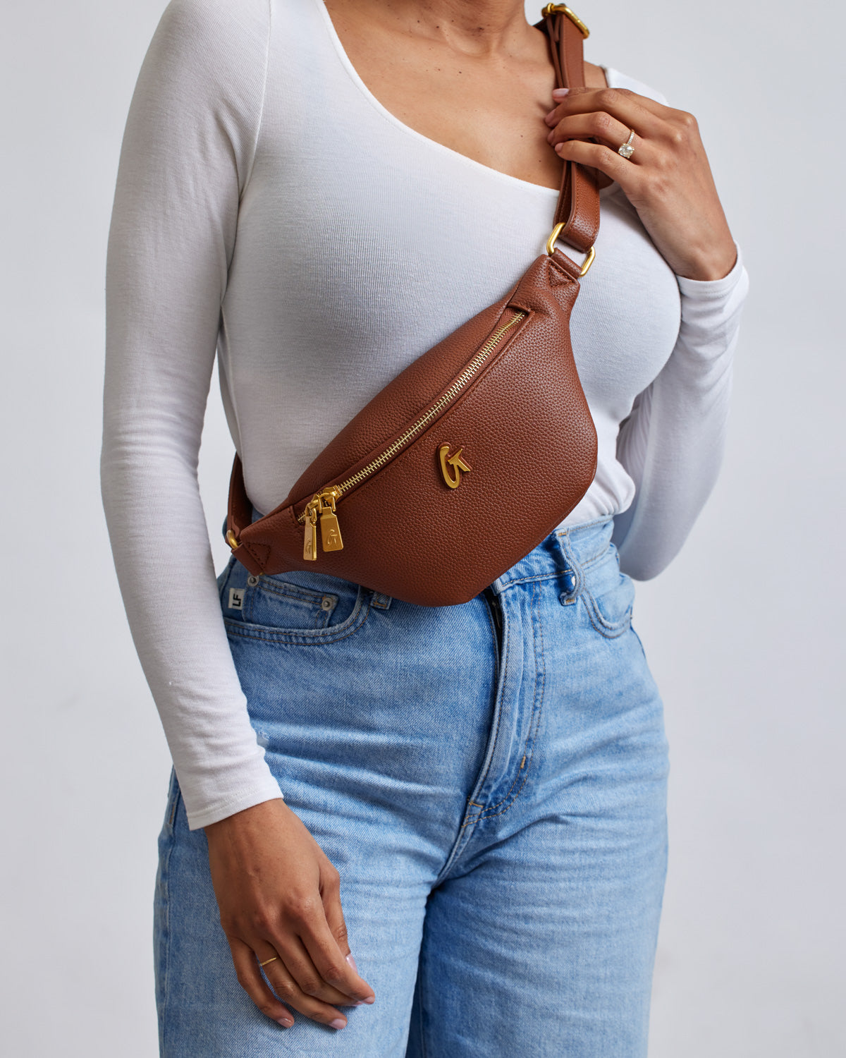 MINI PEBBLE FANNY PACK - BROWN