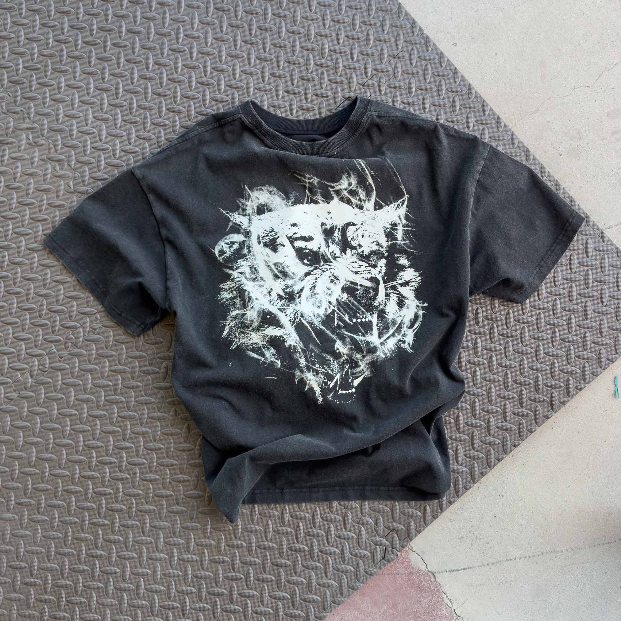 RELAXED FIT LUX SMOKE WOLF T-SHIRT - BLACK