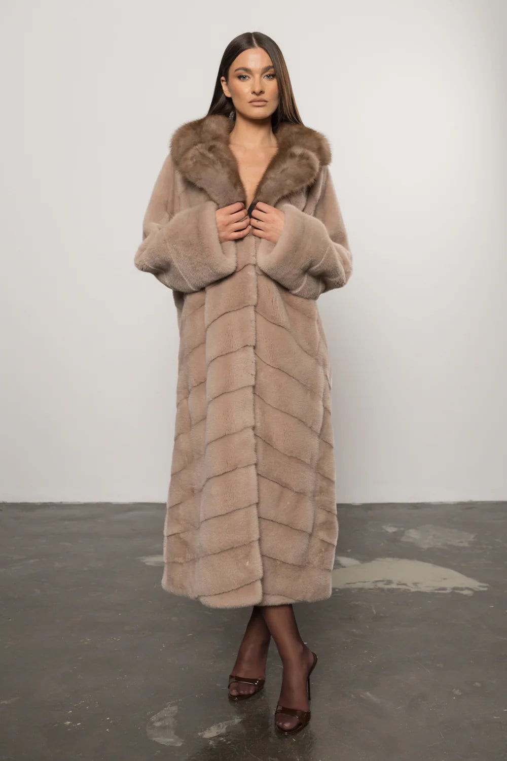 Haină din Blană Naturală de Vizon cu Guler din Zibelina, Femei, Cappuccino 426