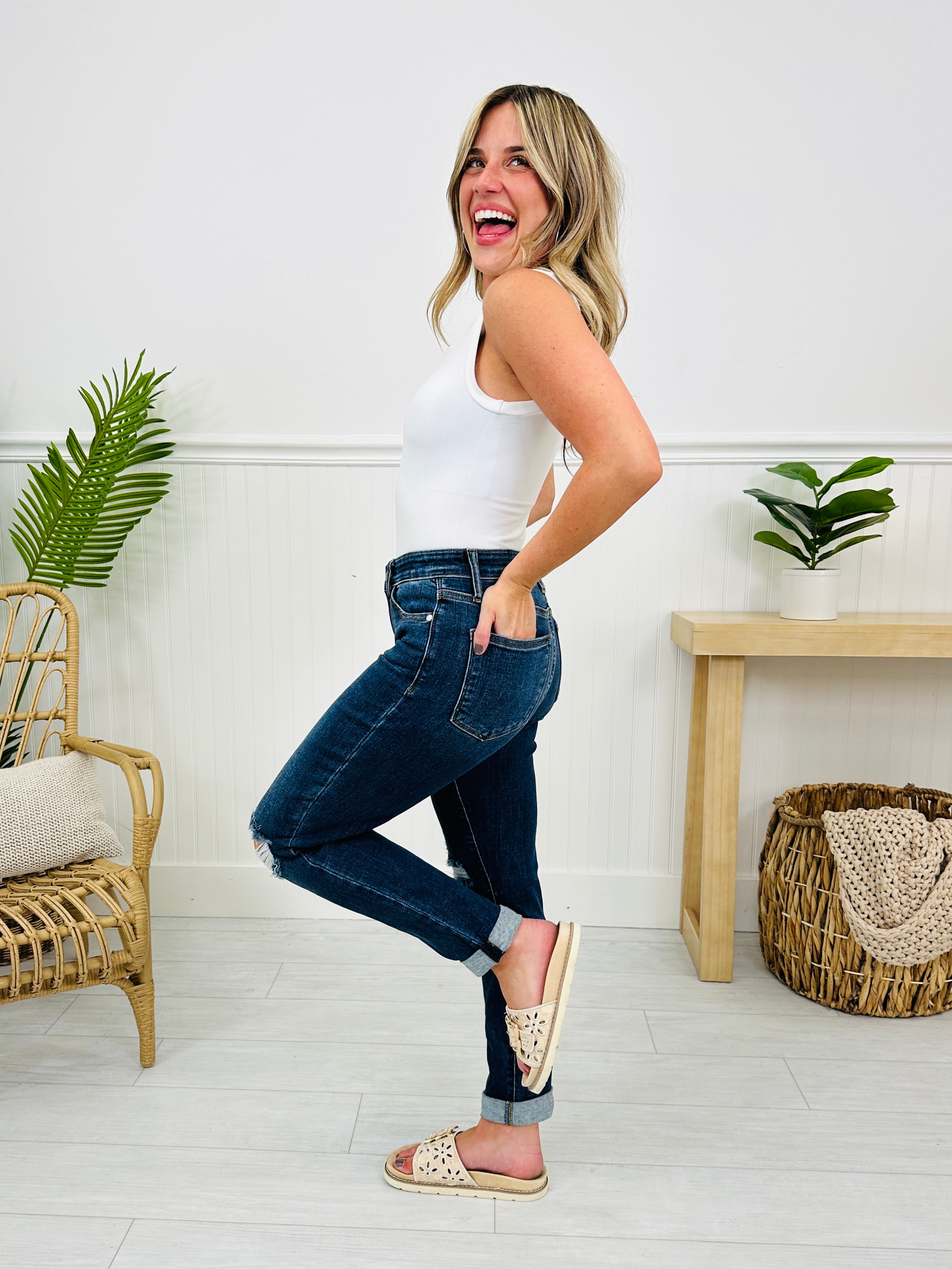 Judy Blue Walk This Way Slim Straight Leg Jeans in Reg/Curvy