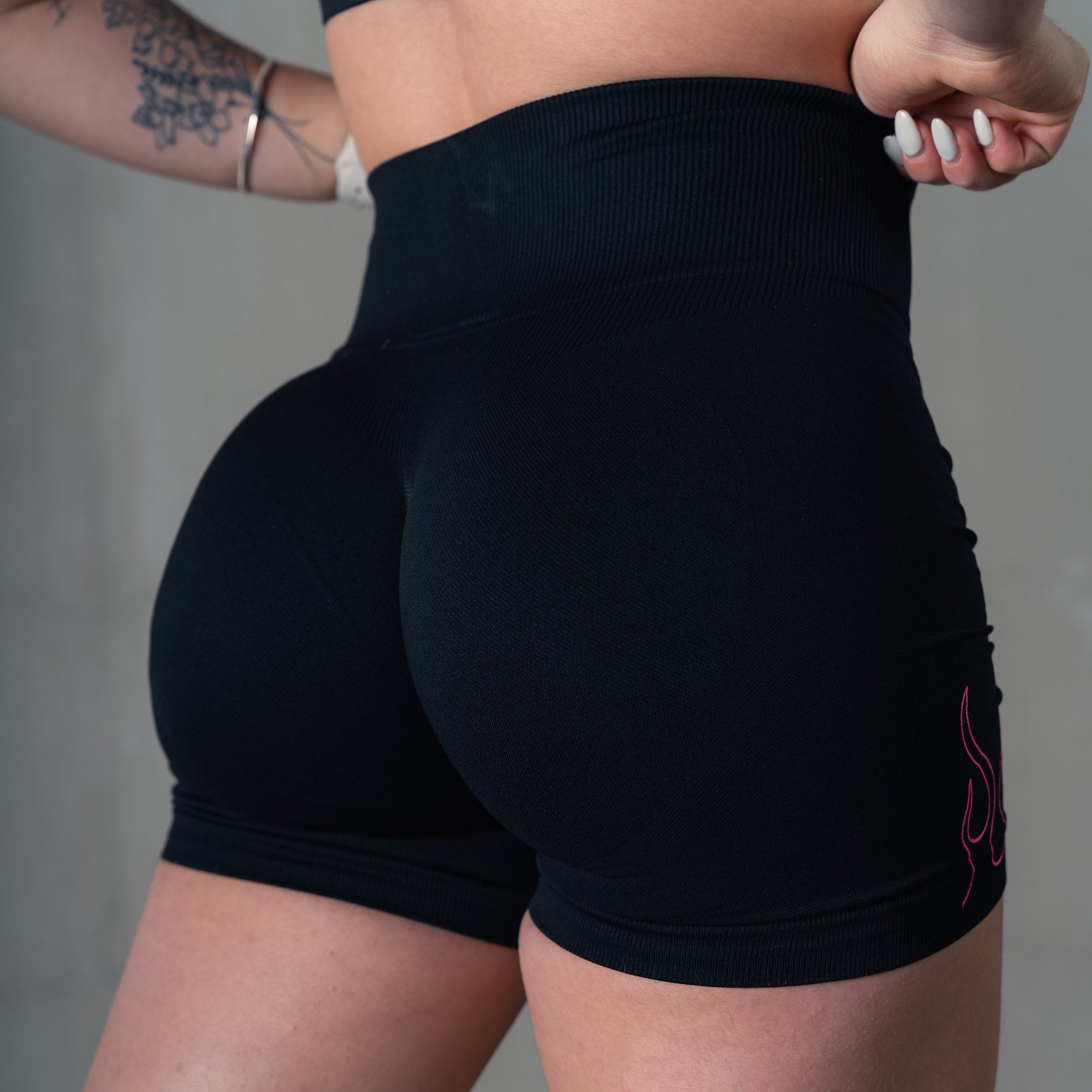 SEAMLESS FLAMES BIKER SHORTS - BLACK / PINK