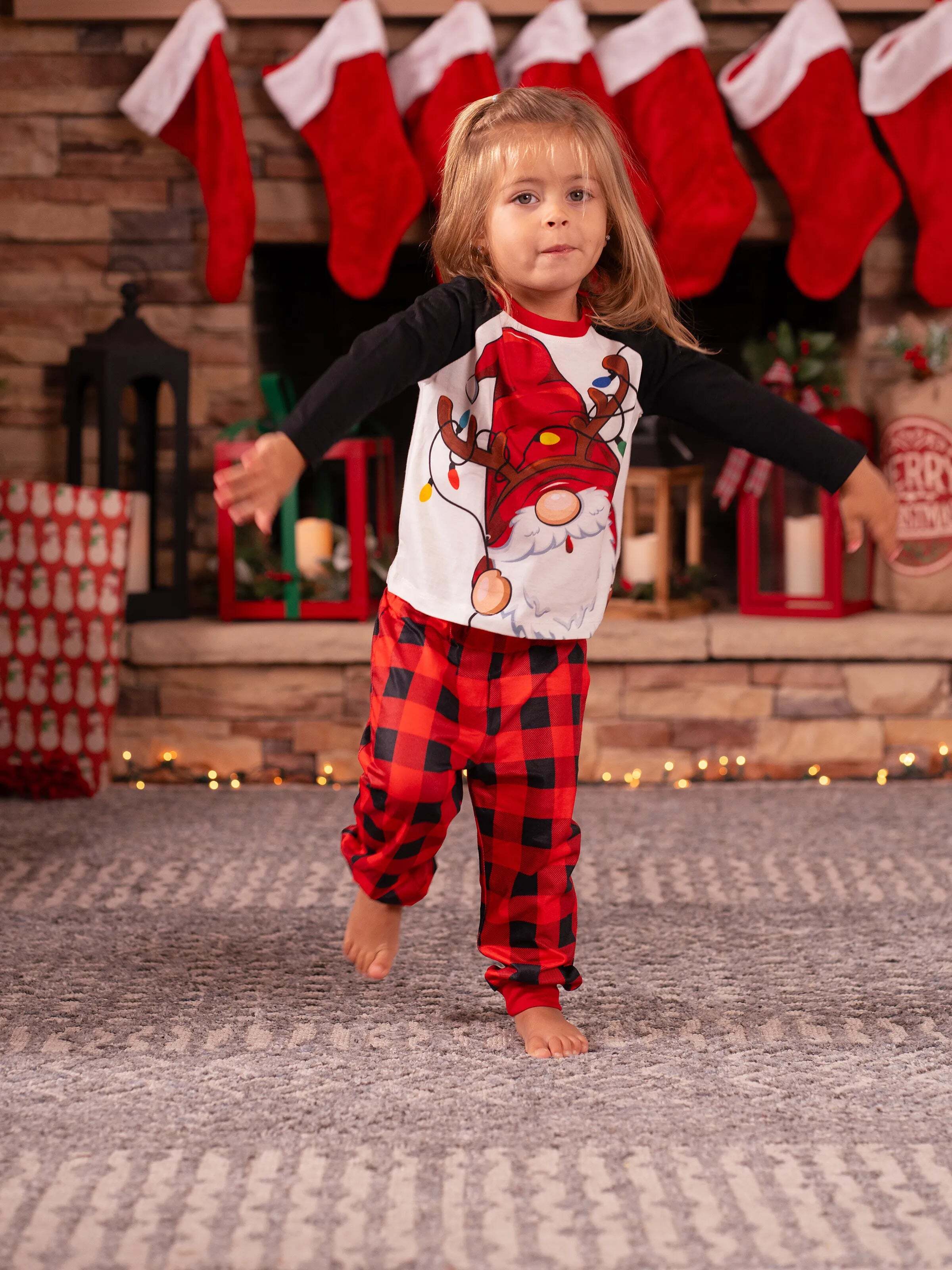 Christmas Family Matching Santa Print Raglan Sleeves Pajamas Sets with Christmas Socks (SGS Certied Safety) Red