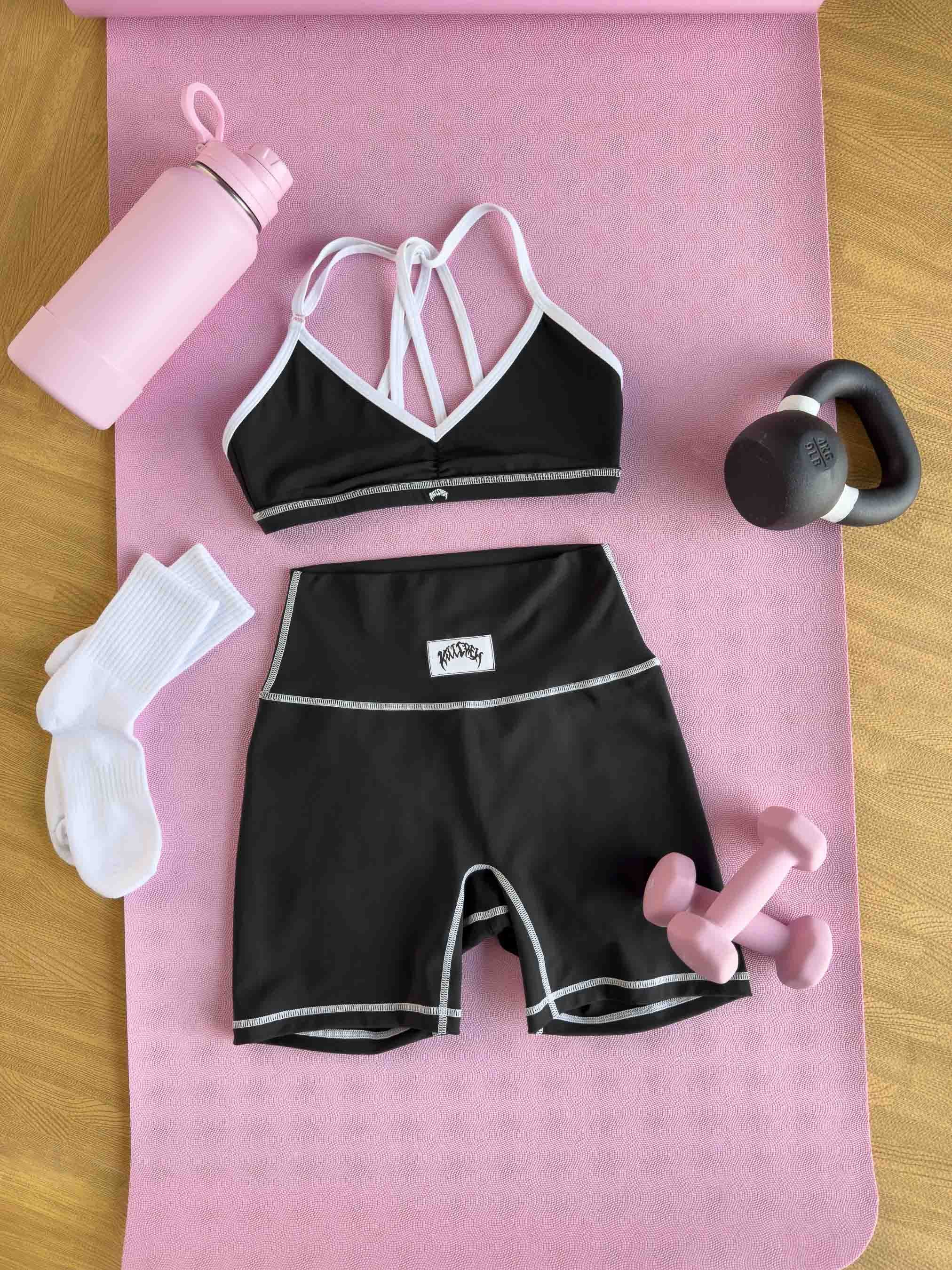 OUTSEAM SCRUNCH BIKER SHORTS - BLACK / WHITE