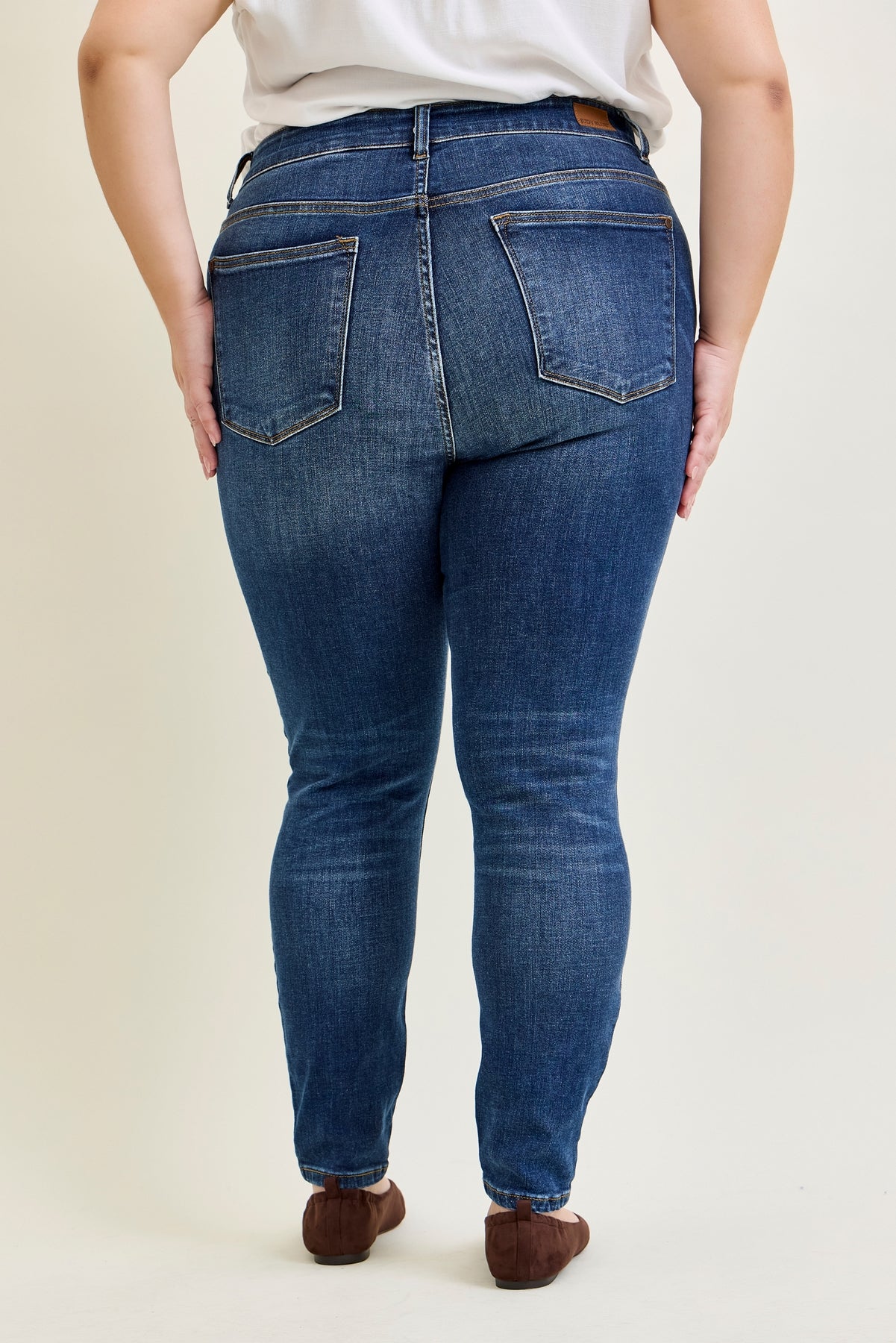 Ella Mid Rise Handsand Classic Skinny - PLUS