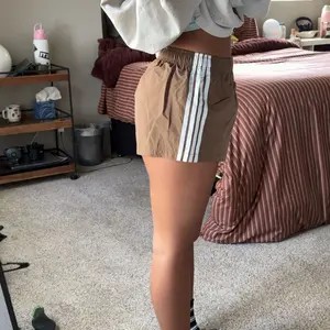 Unisex Side Stripe Deep Gym Shorts – Lightweight Quick-Dry Running Shorts