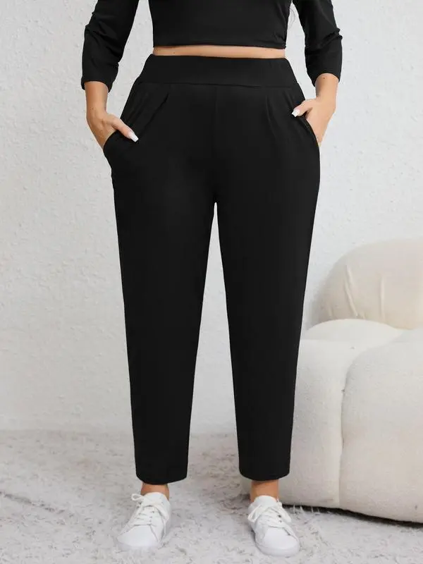 Plus-size solid color pleated sweatpants with an elastic waistband, featuring a casual, sporty style and a high-waisted design.