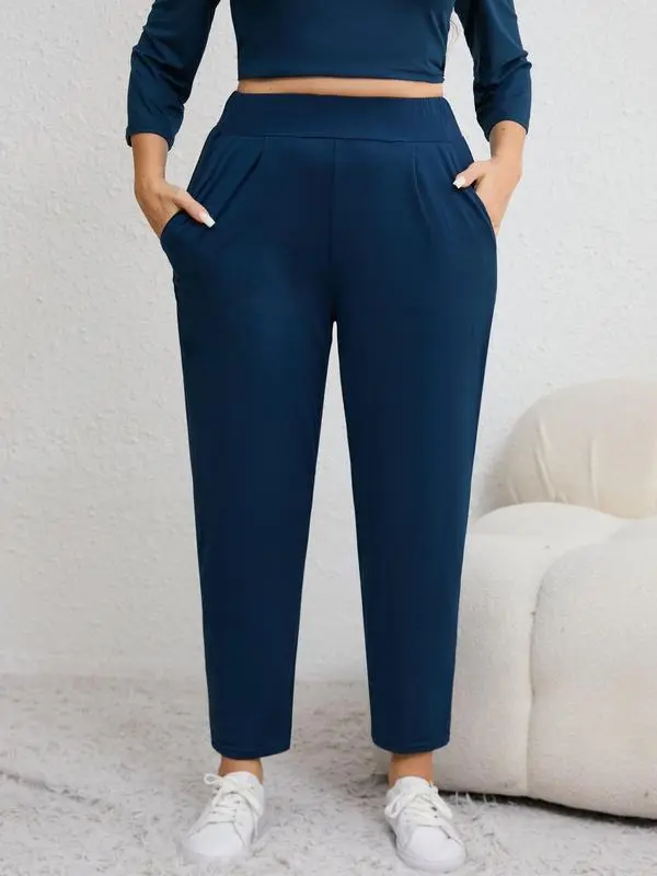 Plus-size solid color pleated sweatpants with an elastic waistband, featuring a casual, sporty style and a high-waisted design.