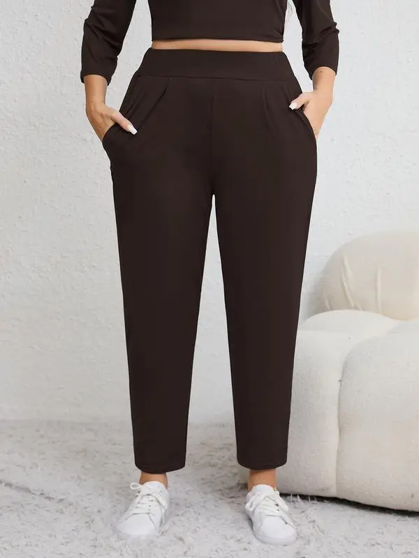 Plus-size solid color pleated sweatpants with an elastic waistband, featuring a casual, sporty style and a high-waisted design.