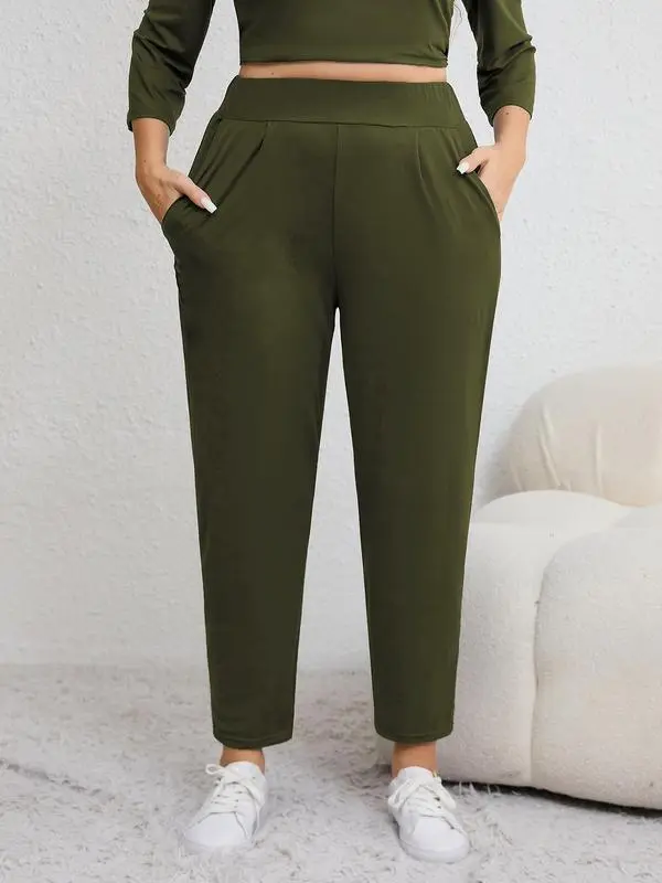 Plus-size solid color pleated sweatpants with an elastic waistband, featuring a casual, sporty style and a high-waisted design.