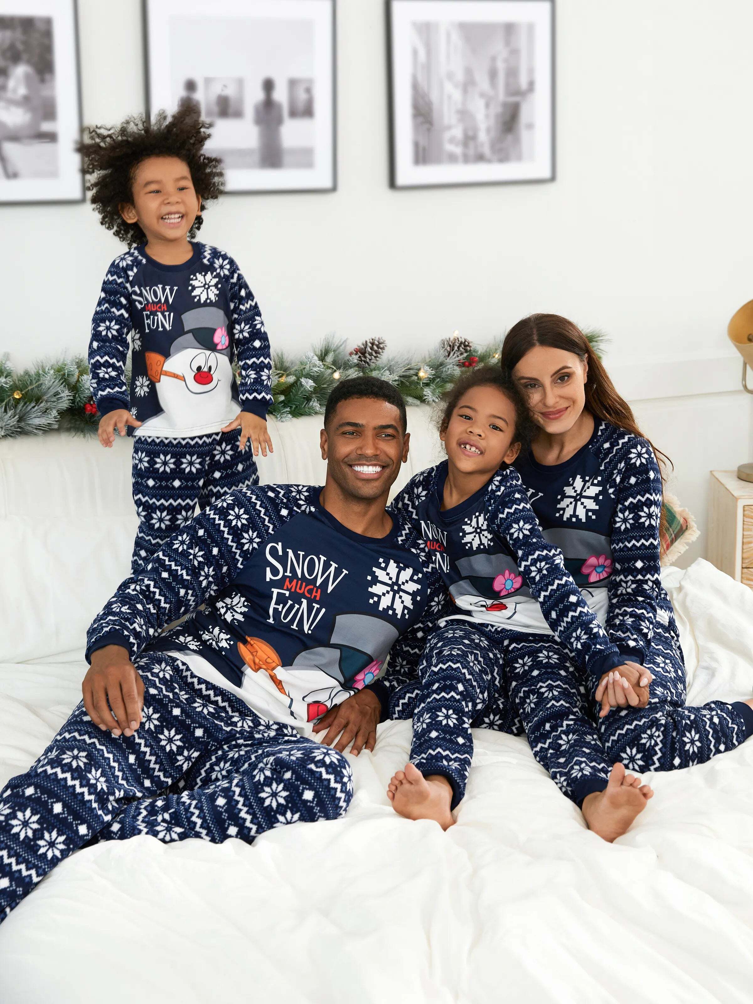 Frosty The Snowman Christmas Fleece with Snowflake Print Pajamas Sets with Christmas Socks