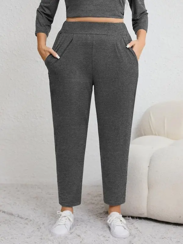 Plus-size solid color pleated sweatpants with an elastic waistband, featuring a casual, sporty style and a high-waisted design.