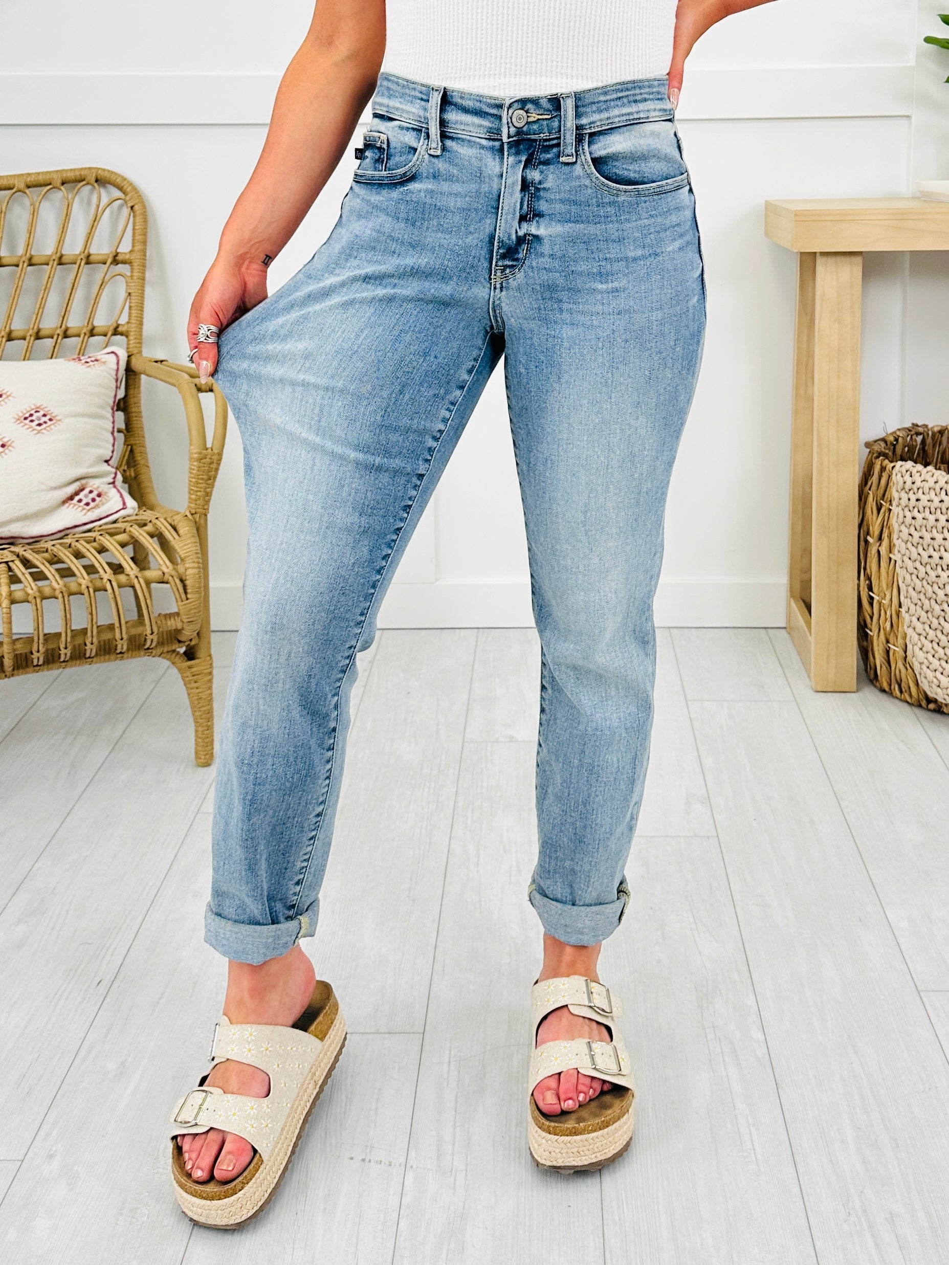 Judy Blue The Bleach Boys Midrise Boyfriend Jeans in Reg/Curvy