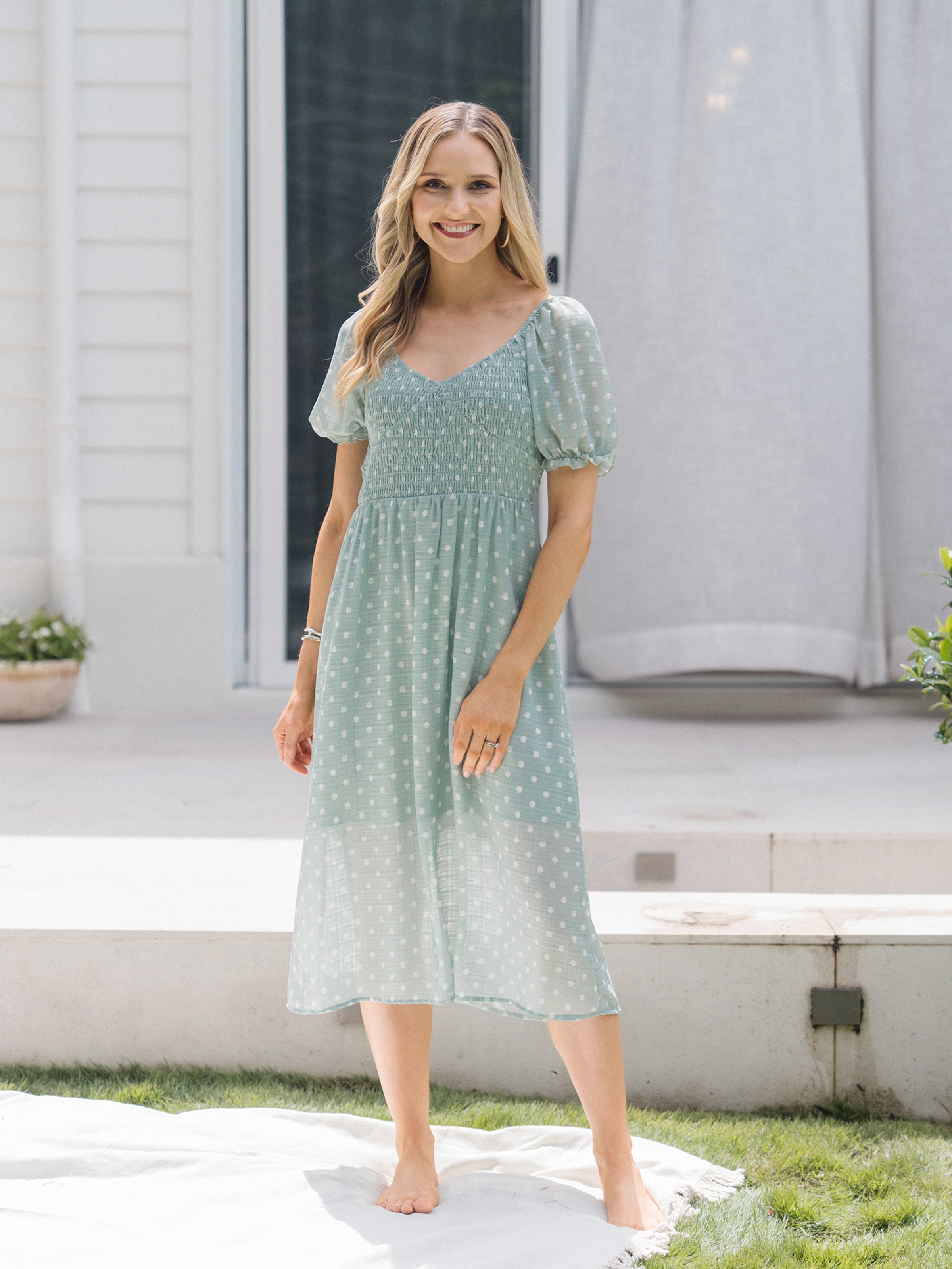 Family Matching T-Shirt & Dress Set Polka Dot Puff-sleeve Dress for Mom, Daughter & Baby, Color Block Cotton Tee for Dad & Son, Perfect for Family Outings & Photos Light Green